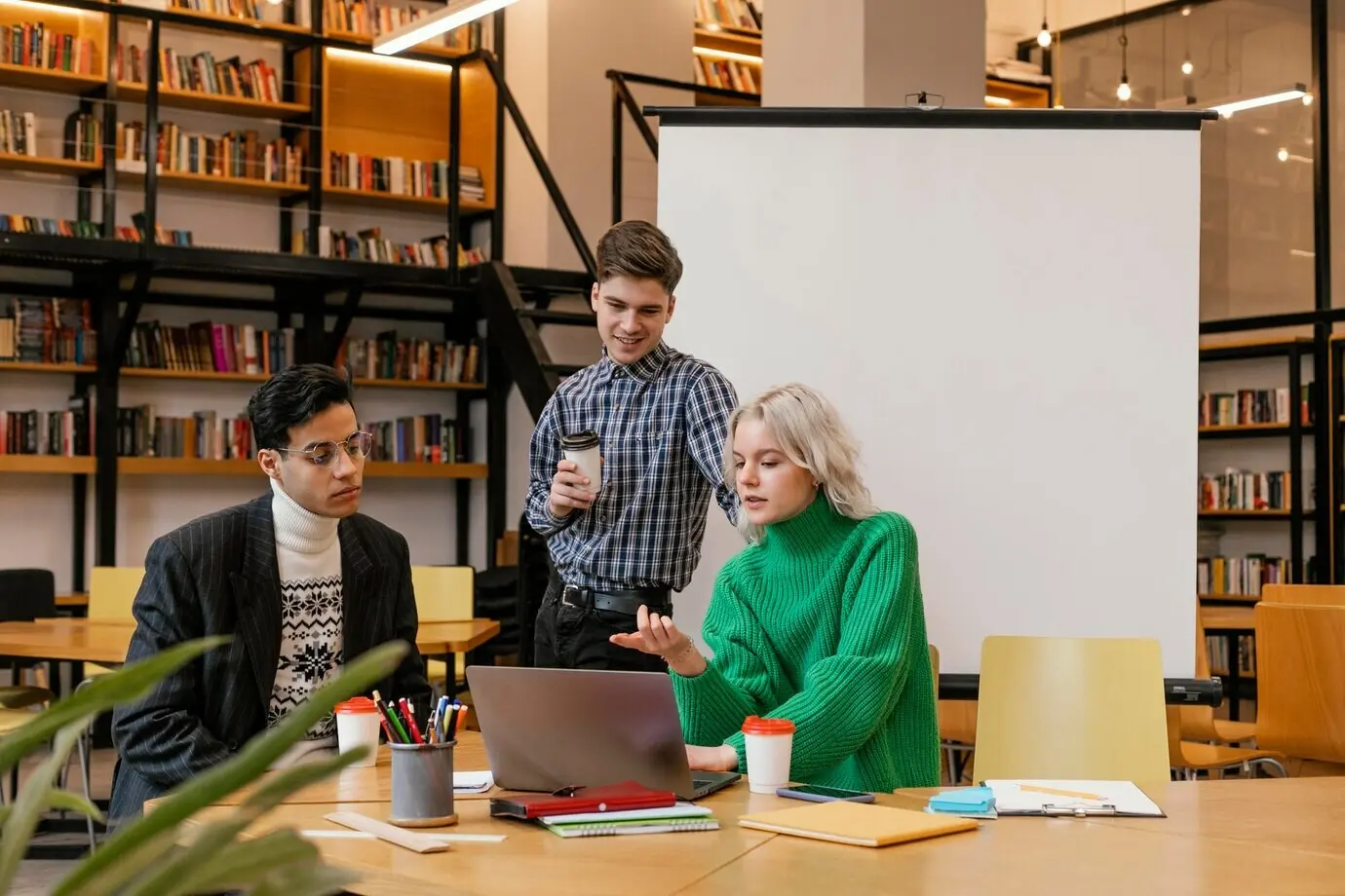 Unternehmer bei einem Treffen im Büro