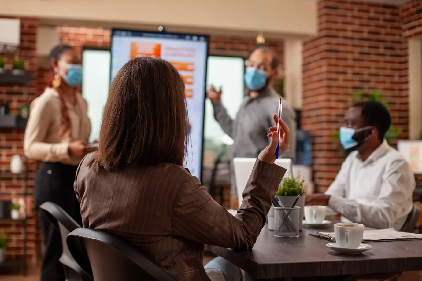 Zusammenarbeit von Mitarbeitenden im Büro
