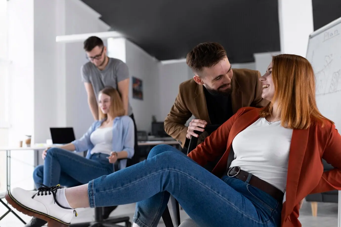 Kolleginnen und Kollegen haben Spaß im Büro.